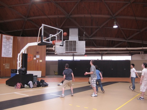 WHS students play basketball in the Fieldhouse during gym. (Credit: Sasha Pansovoy / WSPN)