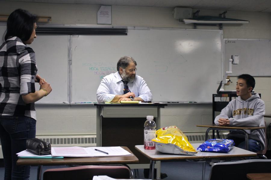 Lawyer Howie Lenow (middle) works with students during a mock trial team practice. He spoke to students during Winter Week about the Israeli-Palestinian conflict. (Credit: Shensi Ding/WSPN)