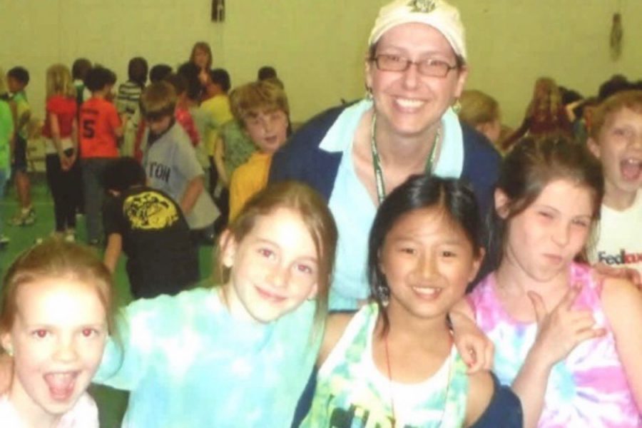 Juniors Meredith Prince, Kathleen Tobin, Andrea Shang, and Audrey Harris smile with elementary school teacher Pam Pingeton. Pingeton passed away from cancer in November 2019. WSPNs Meredith Prince pays tribute to Pingeton and her experience with her.