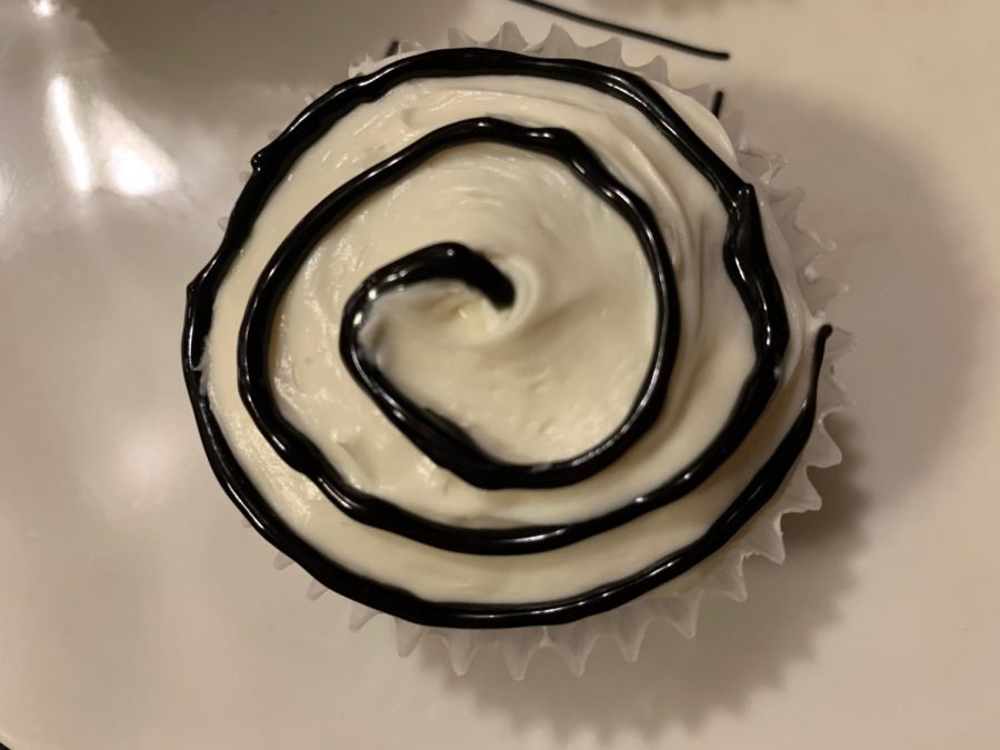 Step 6: Spread white frosting as a base coat. Then for more decoration start with a start swirl.