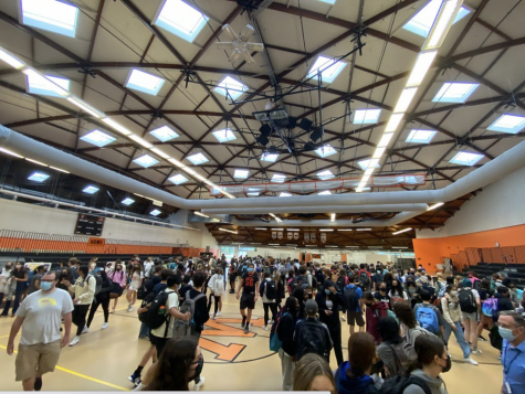 Students gather in the Field House for the 2021 club fair. At the event, freshmen through seniors are given the opportunity to walk around and examine the various tables that each club presents. 