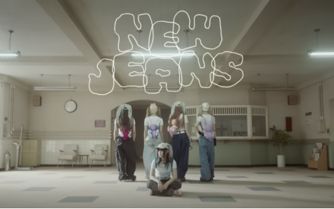 Join reporter Kris Poole-Evans in a review of the new K-Pop band, NewJeans. NewJeans debuted on July 22, 2022, with their four-track extended play, New Jeans. Since then, the group has put out two singles, Ditto and OMG. Since its debut, the five-member group has been breaking records and consistently making headlines.