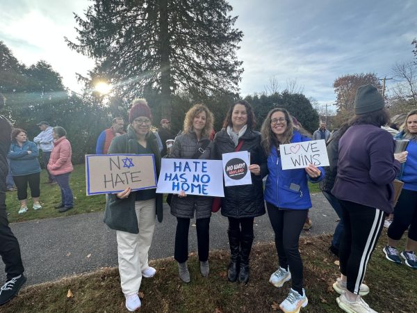 On Friday, Nov. 17, Wayland community members came together to rally against the recent antisemitism in town. The attendees gathered outside of Wayland Middle School, and remained there until around 8:35 a.m.. “We [are here because] we want to stand up with our Jewish neighbors who are feeling threatened,” Wayland resident Mary Ann Borkowsai said.