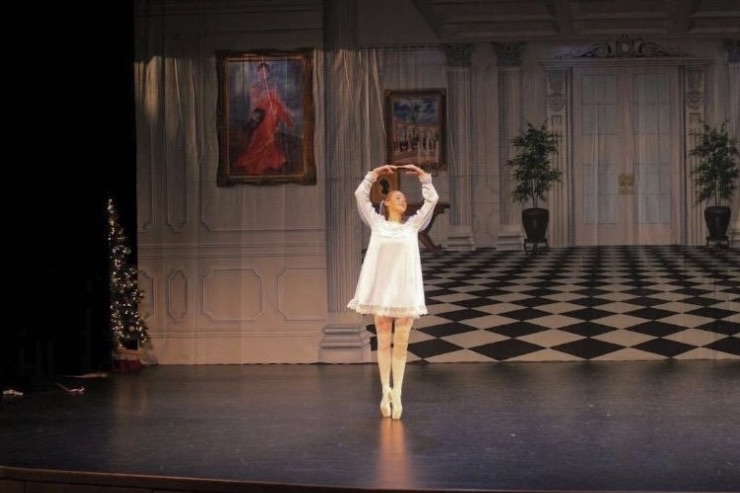 Sophomore Sophie Hill, playing the role of Clara, goes on pointe as she performs for one of the scenes. “I really enjoyed [playing Clara],” Hill said. “I loved the costumes, the dances and the experience. This has to have been my favorite role yet.”